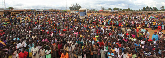 Die Menge in Kamukuywa